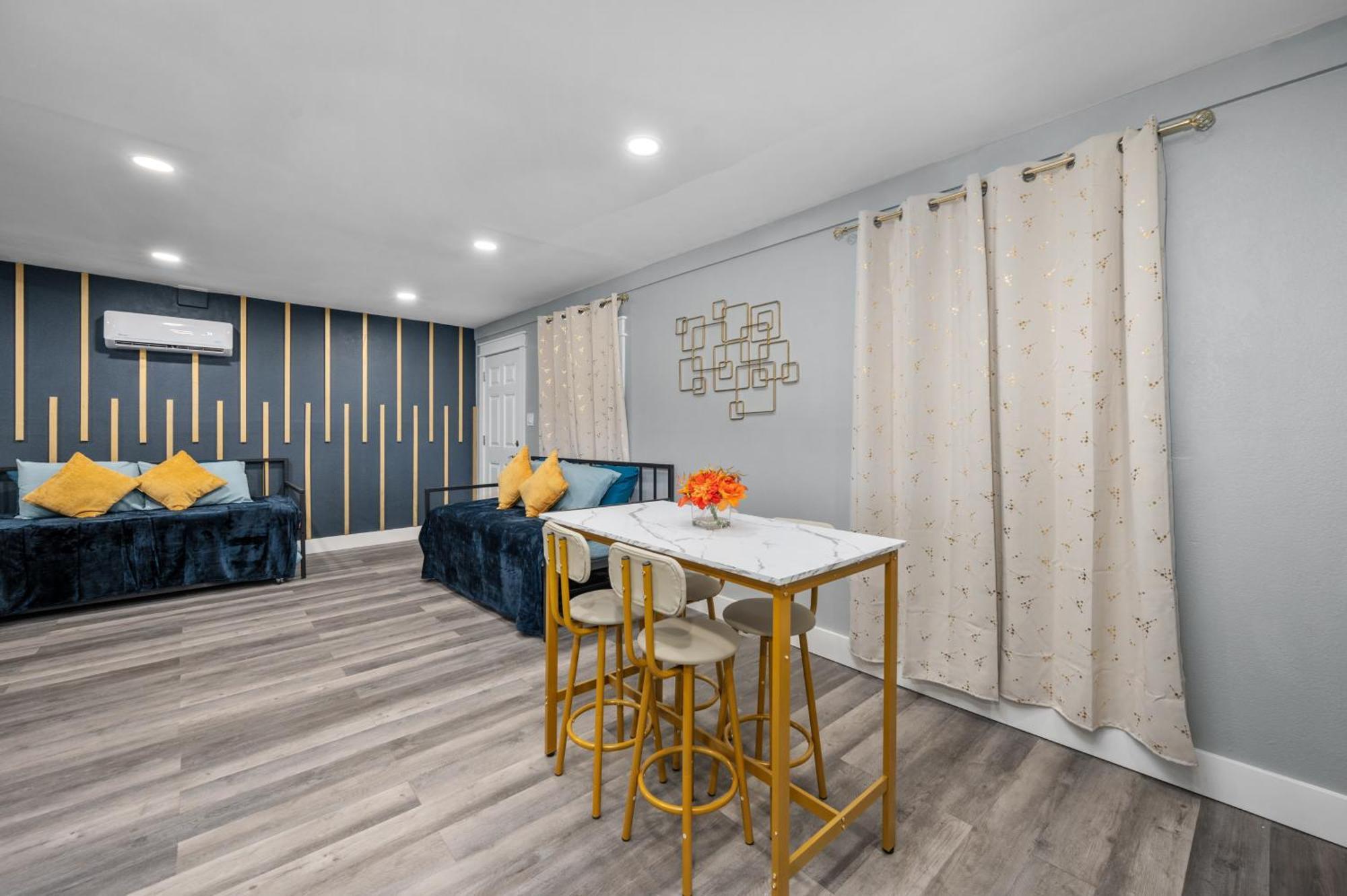 Modern 2Br City Center Getaway With Free Park Houston Esterno foto